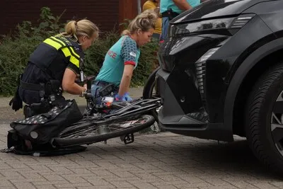 Vrouw gewond na botsing met auto in Helmond