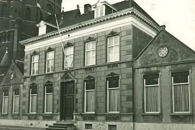 Witte pastorie in Geldrop maakte plaats voor betonnen winkelpand; een halve eeuw later staat dat in de weg
