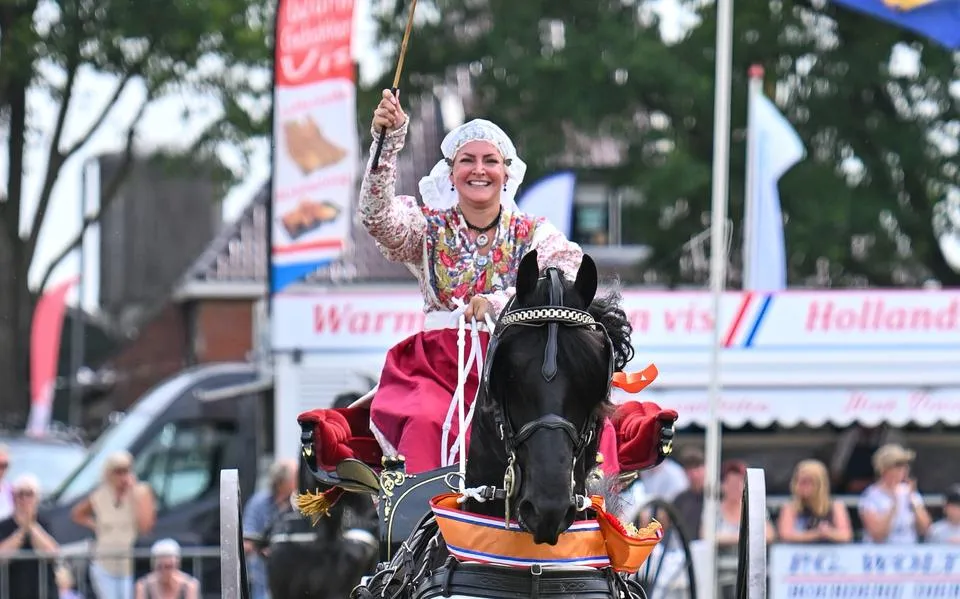Zweedse Sofi Vaïsanen pakt titel tuigpaarden Fries ras voor de sjees op Friese bodem