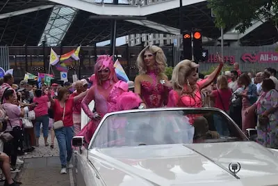 LIVE Roze Maandag | Dragqueens flaneren op de catwalk, laatste ‘pride walk’ voor de burgemeester