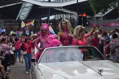 LIVE Roze Maandag | Blauwe lucht na zware regenbui, maar het is wel code geel in roze gekleurd Tilburg