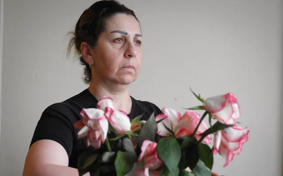 Syrische Imane (50) uit Leeuwarden rouwt: ‘Hele familie van mijn broer uitgemoord door sektarisch geweld’