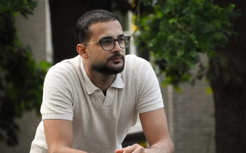 Hoe overleven mensen in Gaza? Omar (31) uit Heerenveen: ‘Mensen doen hun behoefte in het zand en wassen zich met zeewater’