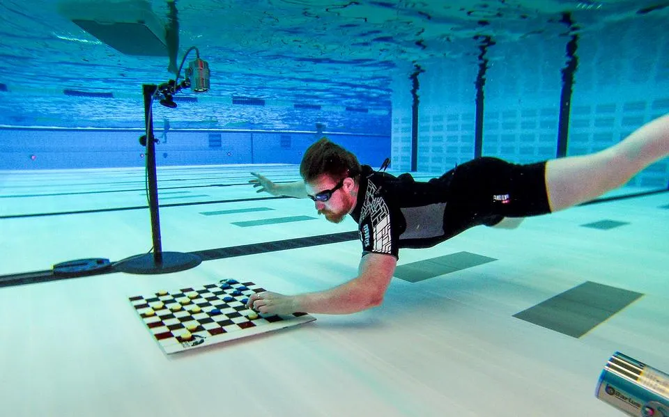 Jan (26) en Martijn (28) spelen onder water in Drachten een zinderende dampartij: ‘Een uitputtingsslag’