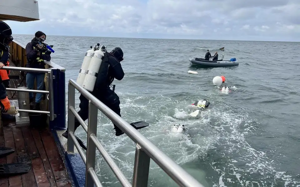 Daan (40) en Robertino (62) zijn zwerfvuilrapers in de Noordzee. ‘Zo leveren wij een bijdrage aan een schone zee’