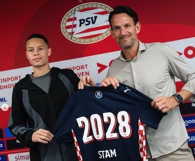 Dyran Stam, zoon van oud-prof, tekent eerste contract bij PSV