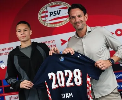 Dyran Stam, zoon van oud-prof, tekent eerste profcontract bij PSV