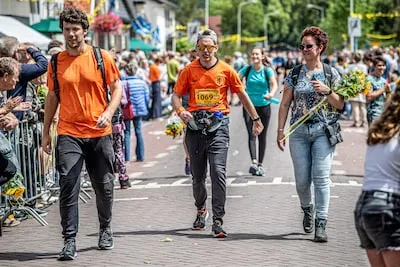Nachtbrakers en bikkels: zo beleven 2700 wandelaars de Kennedymars