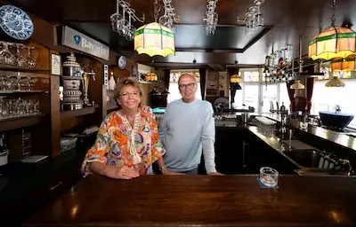 Marianne (69) en Peer (68) willen langzaam stoppen met hun bruin café in Woensel: ‘Het is hier net een sociaal centrum’