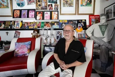 Piet (76) leeft met Elvis in de huiskamer: ‘Fiftiesmuziek heeft zijn romantiek’