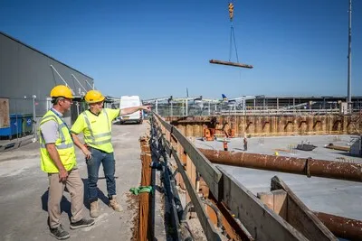Uitbreiding van terminal en bouw bagagekelder Eindhoven Airport in volle gang: ‘Mooi bouwputje hier’