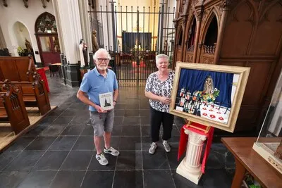 Alle pastoors, kerkkoren en het interieur; het staat in het jubileumboek over de Sint-Petruskerk