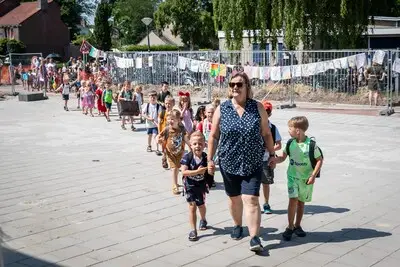 Weemoedig afscheid van 68 jaar oud schoolgebouw in Skandia; noodgebouw heeft gelukkig wel airco