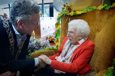 Mevrouw Van Haaren is al 107 jaar vrijgezel: ‘Ik vond ze het niet waard’