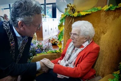 Mevrouw Van Haaren is al 107 jaar vrijgezel: ‘Ze zijn het me nooit waard geweest’