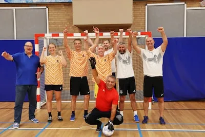 Vijftig jaar voetbal en vriendschap bij ZVV’75 Mierlo, club zoekt versterking