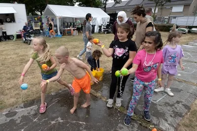 Het ruikt, klinkt en ziet er uit als vakantie: gezellige eerste buurtcamping in de Coevering