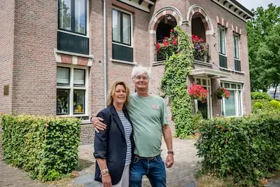 Marijke (57) en Hein (59) wonen in een gemeentehuis: ‘Waar ik op de bank tv zit te kijken, sliep vroeger een dronkenlap zijn roes uit’