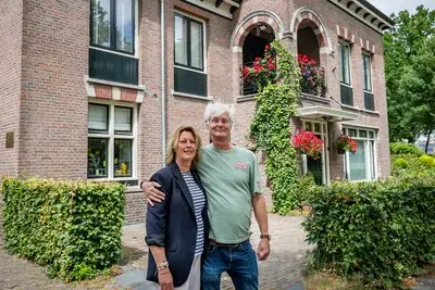 Wonen in een gemeentehuis: ‘Waar ik op de bank tv zit te kijken, sliep vroeger een dronkenlap zijn roes uit’