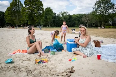 Vakantie vieren en gratis zwemmen bij heropend Witven-strand in Veldhoven: ‘Een beetje te mooi om waar te zijn’