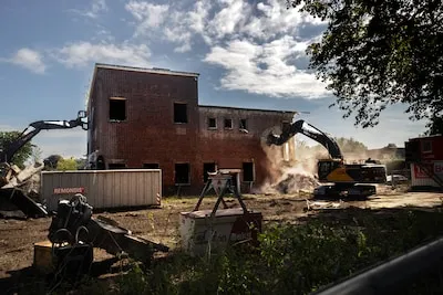 Sloop PNEM-kantoor Helmond begonnen om plaats te maken voor woningen