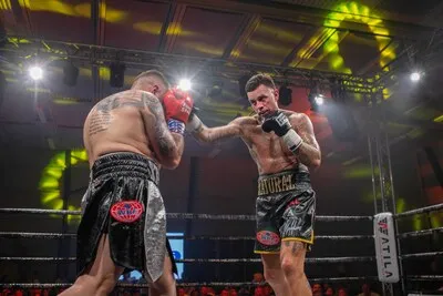 ‘Trotse’ papa Nieky Holzken ziet zoon Geraldo op spectaculaire wijze winnen: ‘Eigen vlees en bloed treedt in mijn voetsporen’