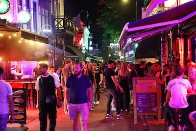Lege kroegen en volle terrassen: Stratumseind worstelt met zomerse dip