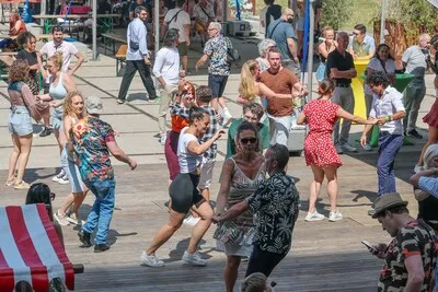 Het Ketelhuisplein in Caribische sferen: het geeft een vakantiegevoel!