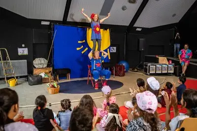 Zomers theater in azc Veldhoven brengt kinderen aan het lachen: ‘Alsof je op een verjaardag bent’
