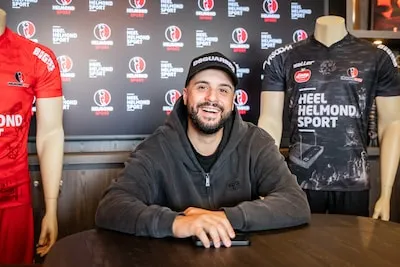 Transferreporter Mounir (32) vluchtte naar stadion toen het thuis onveilig was: ‘Elke dag bang dat mijn moeder dood zou zijn’