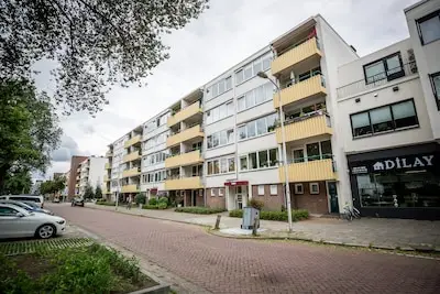 Sloophamer bungelt boven 124 woningen Montgomerylaan: ‘Niet doen, flats zijn in uitstekende staat’