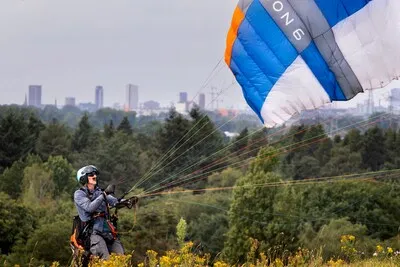 Inwoners en toeristen zoeken avontuur in de Peel: van paragliding boven Eindhoven tot waterskiën in Handel