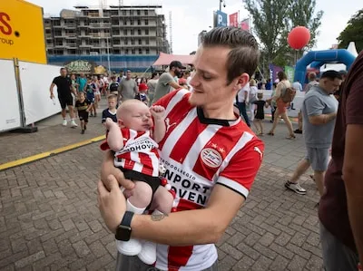 PSV Fandag in volle gang: nieuwe publiekstrekkers, kermis en zelfs een piepjonge supporter
