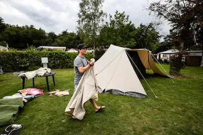 Luxe camper met satelliet-TV of toch een klassieke tent? Kamperen kan op veel manieren