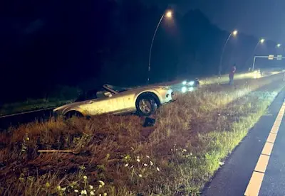 Auto vliegt uit de bocht op N2 bij Eindhoven