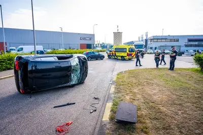 Auto op zijn kant na botsing op de Tankval in Alphen aan den Rijn