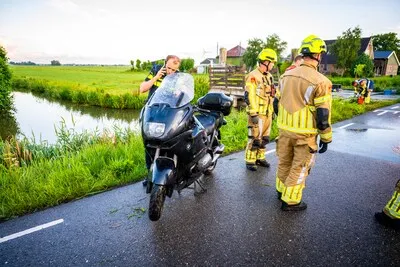Motor uit sloot gevist door brandweer in Nieuwkoop
