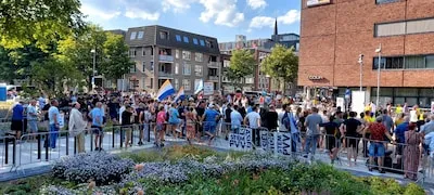 LIVE | Honderden demonstranten tegen azc in Helmond: vlaggen en spandoeken in de lucht, Wilders en Baudet komen ook