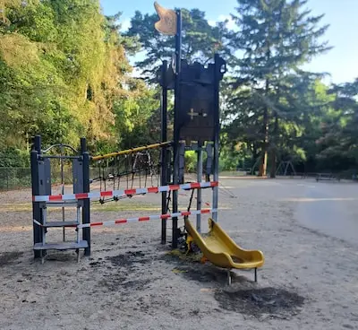 Speeltoestellen in Wandelbos in vlammen op: kinderen maandenlang zonder speelplezier