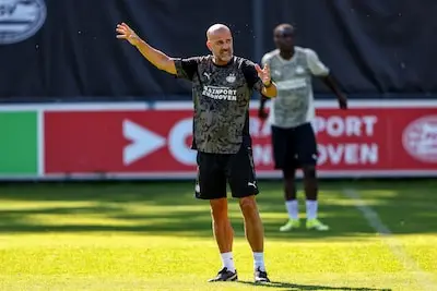 LIVE | Doelman Olij valt al na 7 minuten geblesseerd uit bij PSV