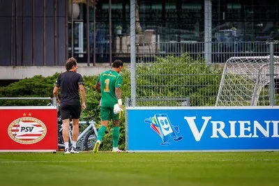 Teleurstellend debuut voor Nick Olij bij PSV: doelman al na zeven minuten geblesseerd naar de kant