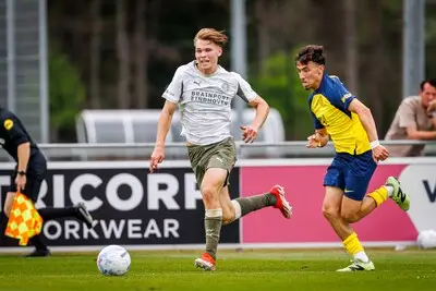 PSV wint oefenwedstrijd van Belgisch kampioen en ziet Nick Olij geblesseerd uitvallen
