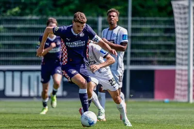 Guus Til aarzelde geen moment bij het tekenen van nieuw PSV-contract: ‘Ik houd niet van risico’s’