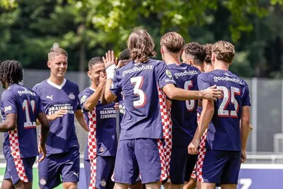 PSV wint oefenduel van SV Elversberg, maar ziet Sergiño Dest uitvallen