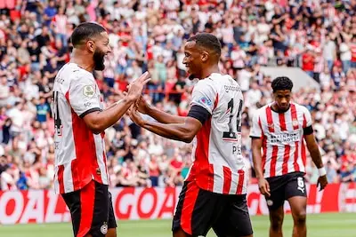 LIVE | Van Bommel moet veld verlaten, PSV komt sterk uit de kleedkamer
