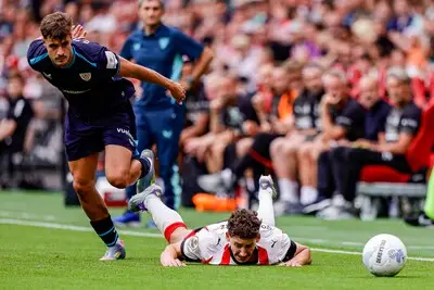 LIVE | PSV dankzij gelukje op voorsprong, Van Bommel verlaat geblesseerd het veld