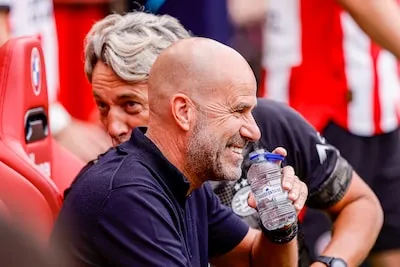 Peter Bosz zet bij PSV zijn spelers nog niet op een voetstuk of onder een koude douche: ‘Het is nog zo vroeg’