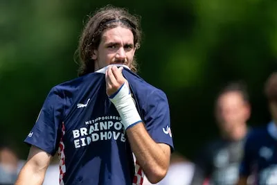 PSV klapt er op de transfermarkt flink op: ongekende koopwoede én er komen enorme bedragen binnen