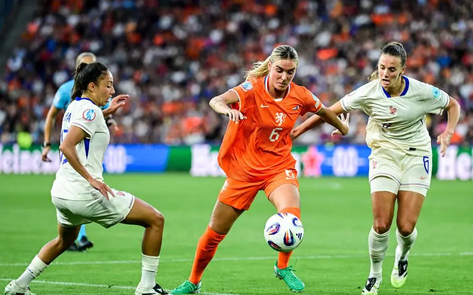 Een kleiner veld of kortere speelduur. Moeten de regels in het vrouwenvoetbal aangepast worden?