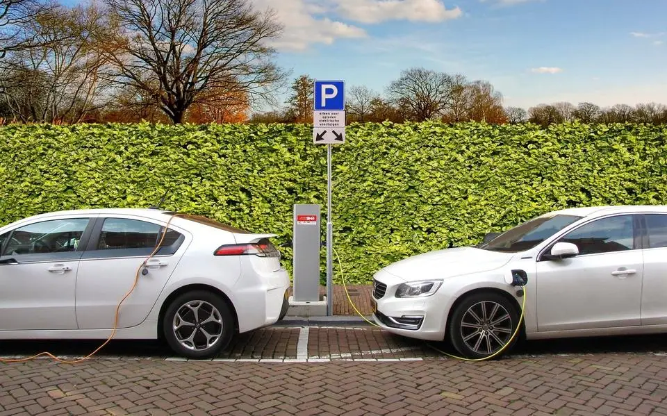 Den Haag worstelt met de elektrische auto, die extra files zou veroorzaken. Wat zeggen Friese verkopers?